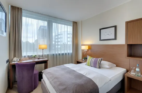 Sylter Hof Berlin Отели рядом с достопримечательностью «Геденкорт За-Гефенгнис Папештрассе»