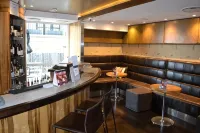The Quadrant Hotel & Suites - bar