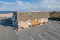 Beach Front condo. Private parking. Steps to the beach.