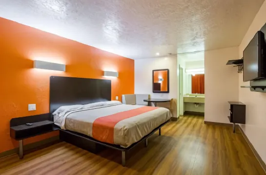 Motel 6 Madisonville, TX