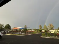 Silver Oaks Motel - Parking