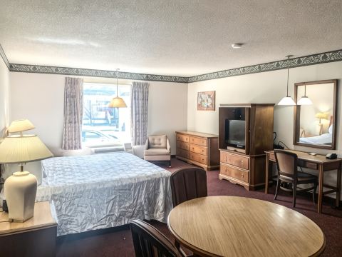 Econo Lodge Inn & Suites