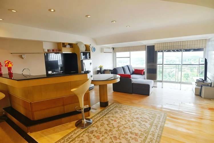 รูปภาพของกาแลทองทาวเวอร์