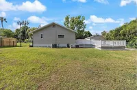 2-bedroom house, fits 6, bike trails, pet friendly, lakes, downtown night life! Hotels near Wallace Brooks Park