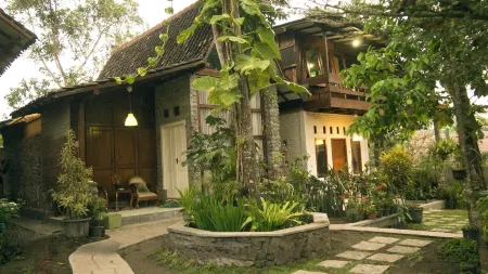 The Riverside Javanese Cottages Отели в г. Pakem