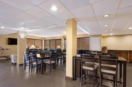 SureStay Hotel by Best Western St. Pete Clearwater Airport Отели в г. Фетер-Саунд