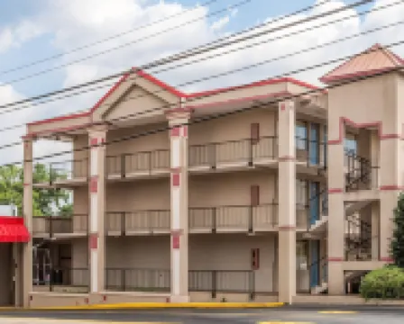 Econo Lodge Hotels in Fulton County