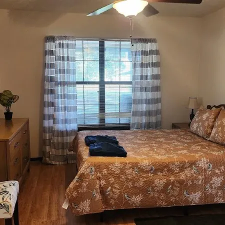 New King Bed in Spacious Ridge Manor Villa with BBQ, Screened Lanai, and Views