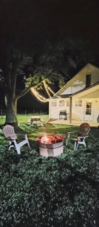 Farmhome on 80 acres, Fire Pit, Close to UCM, Whiteman AFB, Kansas City, Pets OK Отели в г. Johnson County