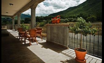 Serene Abruzzo Retreat with Mountain Views