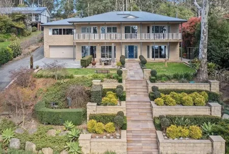 6 Star eco home with spectacular view.