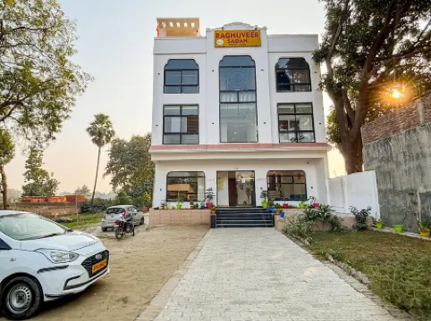 Raghuveer Sadan, Near Ram Mandir - 10 Min Walk