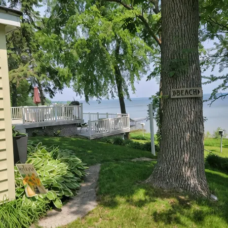Cozy 3-bedroom cabin in wonderful Perham with WiFi, AC and great fishing!