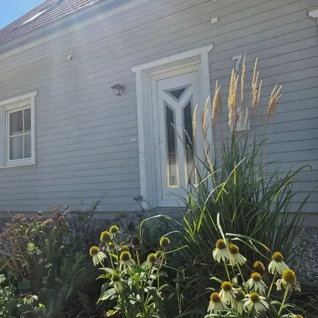Vacation home by the lake with sauna, barbecue and close to the beach