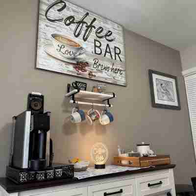 Comfy Newly Remodeled Walk-in, No Stairs BlueBird Retreat Dining/Meeting Rooms