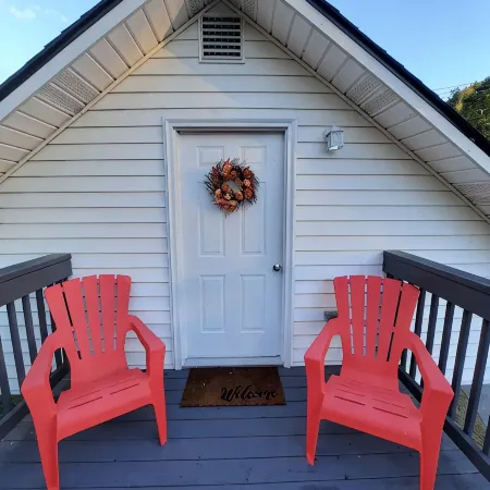 Cozy, pet-friendly, 1-bedroom apartment in Oak Ridge with AC