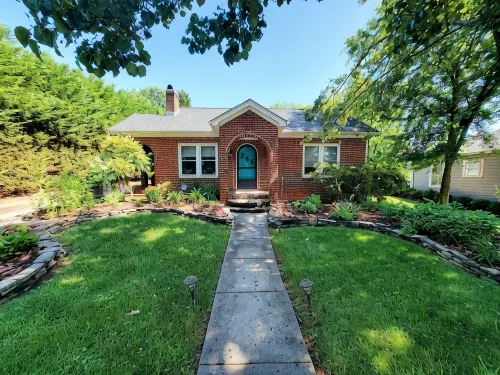 Dwell Well House- Upscale 2 BR/2 BA house downtown w/private fenced yard