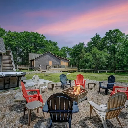 NEW 4-bedroom home, private, hot tub, fenced yard, pet friendly