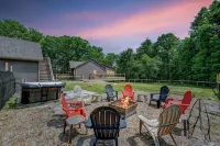 NEW 4-bedroom home, private, hot tub, fenced yard, pet friendly - 부티크