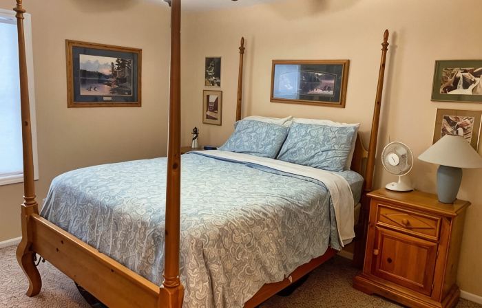 4-bedroom two level guest house next to Shupac Lake in Grayling