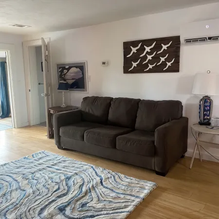 Charming waterfront 2 bedroom with bonus room that sleeps 8 in scenic Cedar Key