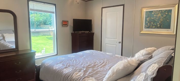 New Cozy 1 Bedroom/Bath Place Only 5 Minutes to Granbury’s Historic Square/Lake Hotels in Hood County