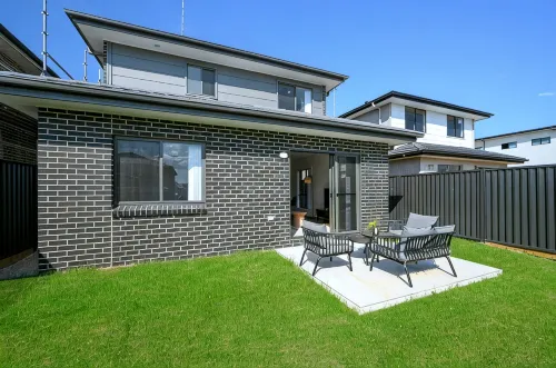 Spacious 5-bedroom building in brilliant Austral with AC - Bungalow