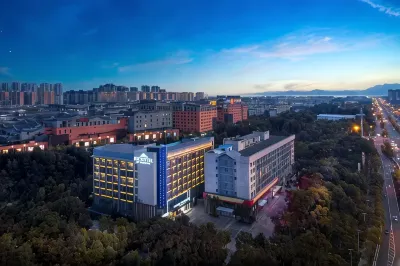 Microtel by Wyndham Kunming Guandu Hotele w: Guandu Ancient Town