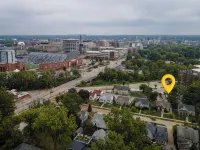 Melrose Place - Kinnick's Best Game Day Experience - 4 estrellas