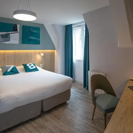 Hôtel des Marins, Saint-Malo Отели рядом с достопримечательностью «Пляж Сийон»