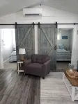 Beautiful newly remodeled cottage - Walk to strip, close to spire - 4-Star