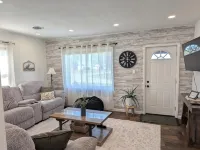 Delightful 2-bedroom house with WiFi, AC between Greentown & Kokomo