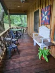 River Cabin - Escape to Your Romantic yet Adventurous Smokey Mountain Getaway! - 4 tähden