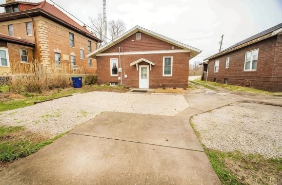Charming 2-bedroom house in Princeton with 2 queen beds, full kitchen and porch!