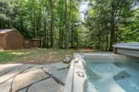 Creekside vintage retreat with HOT TUB! - 3성급