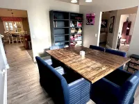 Forget your worries in this spacious and serene space with a beautiful lake view Hotele w: Milton
