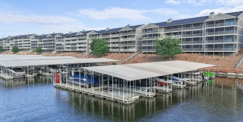 Waterfront Condo Lake of the Ozarks Surrounded by State Park Boat Slip available - 3성급