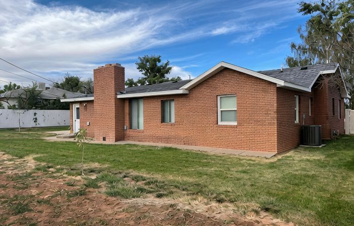 Refurnished and spacious 4 bedroom house, Sleeps 8!