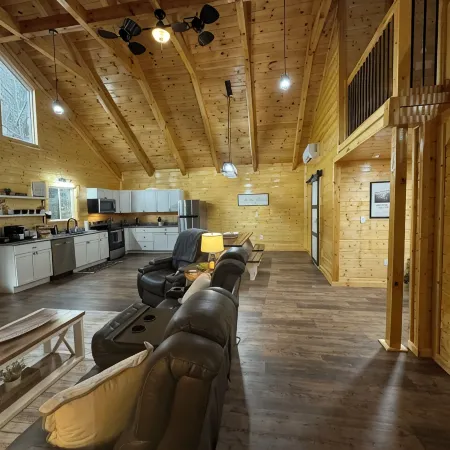 NEW Charming 3-bedroom cabin with WiFi, Hot Tub & ATV trailer parking in RRG