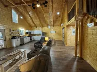 NEW Charming 3-bedroom cabin with WiFi, Hot Tub & ATV trailer parking in RRG