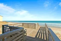 The Endless Wave: Oceanfront Condo, Sunrise View, Pool, 1-mile to Dining & Pier - Beach