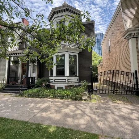 Stylish unit in Victorian house located on South Park Street. Private Garden.