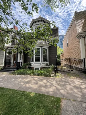 Stylish unit in Victorian house located on South Park Street. Private Garden.