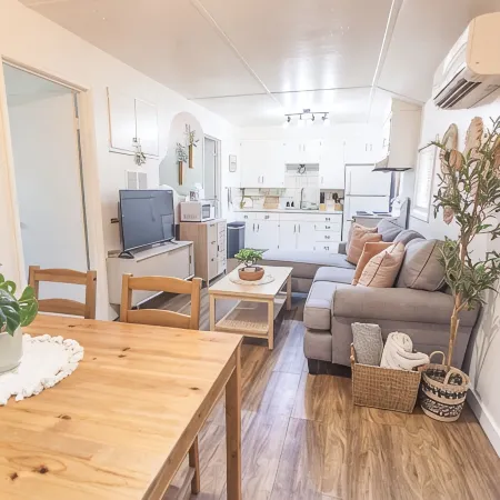 Cozy Guesthouse Close to Parks, 20 min to U of O , 8 min to Airport