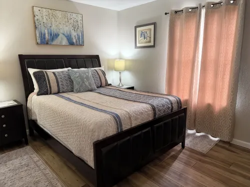Comfy Newly Remodeled Walk-in, No Stairs BlueBird Retreat - Bungalows