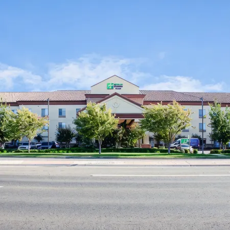 Holiday Inn Express & Suites CLOVIS-FRESNO AREA by IHG Отели в г. Кловис