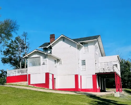 Relax & Unwind in a Spacious Historic Home with Porch, Patio, & Sunroom Hotels in Selma