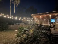 Fully fenced in backyard, close to downtown, marina, bars, and shops. - Country Houses