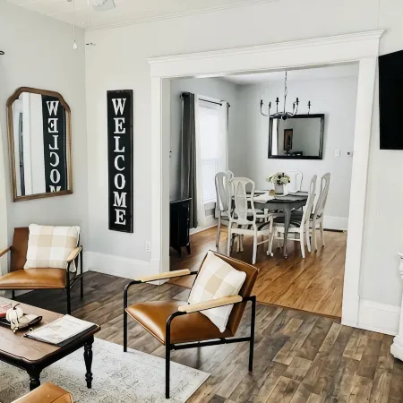 The Broadway Cottage - Great Bend Downtown(Pet Friendly)