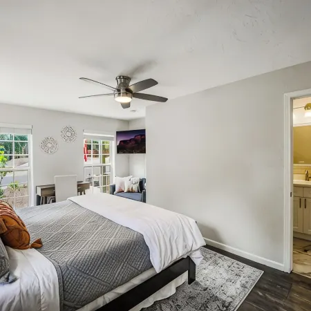 Modern Beauty, Gorgeous Forest View, Hot Tub, A/C, Game Room, Close to Downtown!